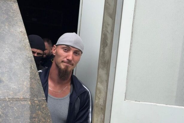 sacalu criminalul de pe litoral cercetat disciplinar in puscarie cablu usb de incarcat telefonul gasit in soseta 69277a290f4a5