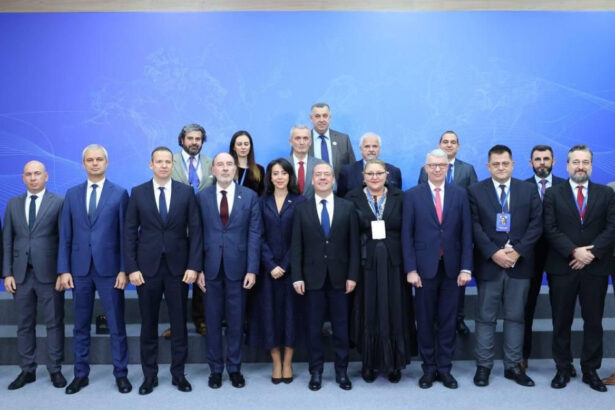 sosoaca s a fotografiat la soci alaturi de medvedev fostul lider rus care a amenintat romania i a laudat discursul brilliant 691994345e44c