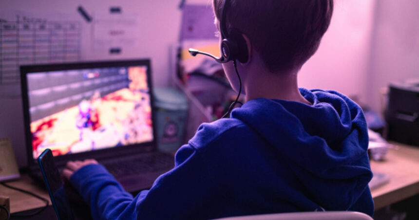 sudiu 69 dintre copiii romani cu varste intre 10 si 14 ani se joaca zilnic online 30 au baut cel putin o data iar 13 au fumat 692b32bb42cf5