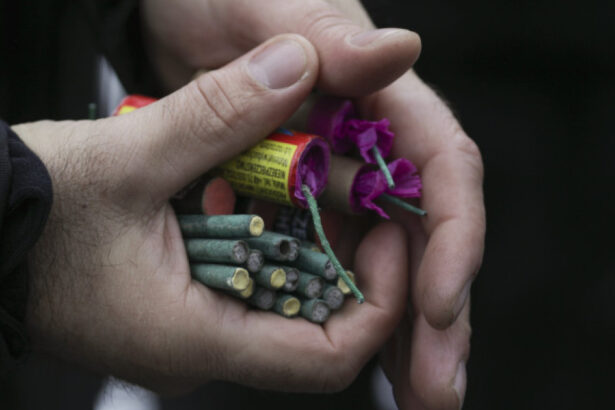 un barbat a fost prins cu trei tone de petarde si artificii politistii l au retinut 69297ba4685cf