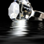 un barbat a incercat sa fure o bratara si un inel cu diamant dintr un mall din timisoara a fost prins imediat de un trecator 6926ca624816a