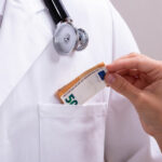 un barbat din bacau a recunoscut ca a mituit un medic sa ii faca analize complete la upu desi nu avea o urgenta de sanatate 691ca770f286d