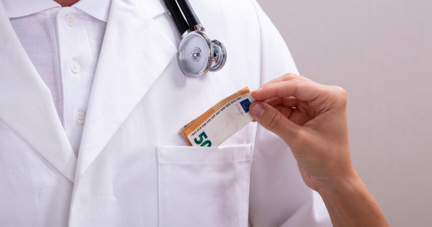 un barbat din bacau a recunoscut ca a mituit un medic sa ii faca analize complete la upu desi nu avea o urgenta de sanatate 691ca770f286d