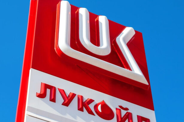 un fond de investitii american prezent si in romania este interesat de activele lukoil reuters 6917166159da1