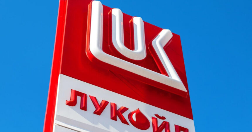 un fond de investitii american prezent si in romania este interesat de activele lukoil reuters 6917166159da1