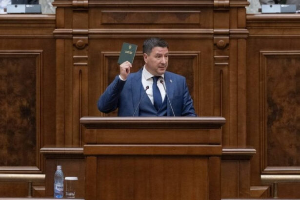 un senator ales pe listele sos este acuzat ca a furat un rucsac in care erau 1 500 de lei si o tableta 69176be696123