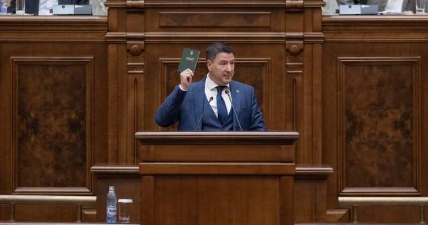 un senator ales pe listele sos este acuzat ca a furat un rucsac in care erau 1 500 de lei si o tableta 69176be696123