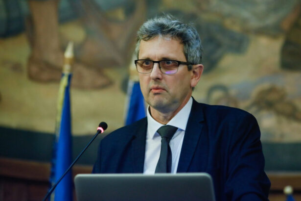 valentin lazea bnr romania se indreapta spre o economie a serviciilor nu putem spera la o economie bazata pe cunoastere 690e1c4e764b9