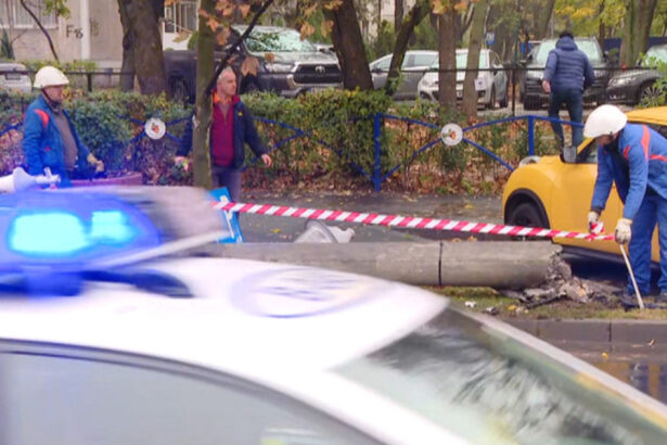 video accident grav in bucuresti un stalp de electricitate s a prabusit pe bulevard dupa ce o masina l a lovit in plin o persoana ranita 690efd4d760b5