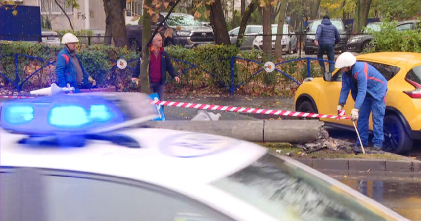 video accident grav in bucuresti un stalp de electricitate s a prabusit pe bulevard dupa ce o masina l a lovit in plin o persoana ranita 690efd4d760b5