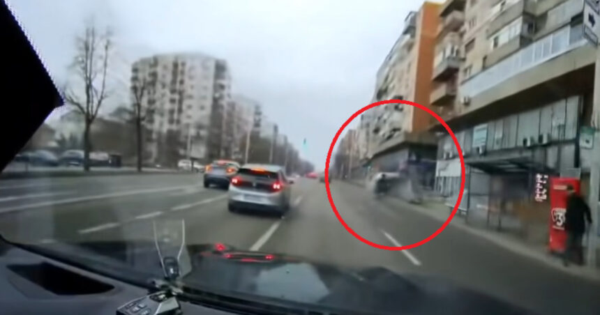 video accident grav in iasi o femeie a pierdut controlul masinii si s a rasturnat pe trotuar dupa o manevra periculoasa a altui sofer 6910c6596a3a0