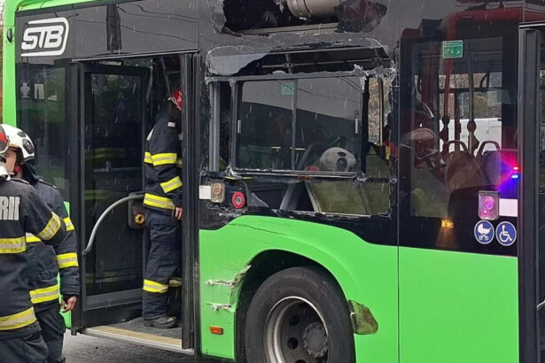 video accident intre un autobuz si un tramvai in bucuresti opt persoane sunt ranite circulatia liniei 41 este blocata 6909ccb3e4822