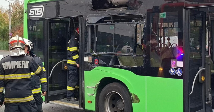 video accident intre un autobuz si un tramvai in bucuresti opt persoane sunt ranite circulatia liniei 41 este blocata 6909ccb3e4822