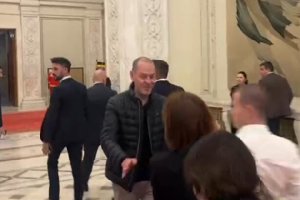 video cancelaria premierului a facut o comisie pentru cercetarea disciplinara a ofiterului de presa care a impins jurnalisti in parlament 6928a80510aab