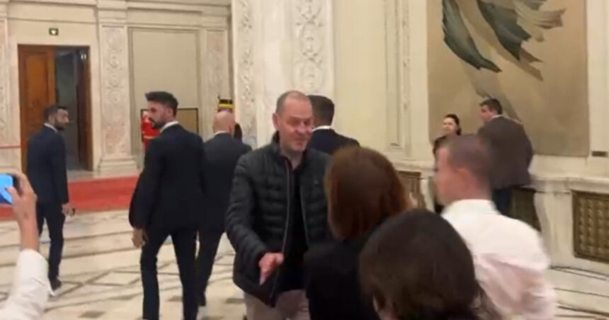 video cancelaria premierului a facut o comisie pentru cercetarea disciplinara a ofiterului de presa care a impins jurnalisti in parlament 6928a80510aab