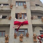 video ce spune organizatorul targului de craciun din piata ovidiu despre ursii de plus spanzurati pe fatada unei cladiri 6929951ec3c4b