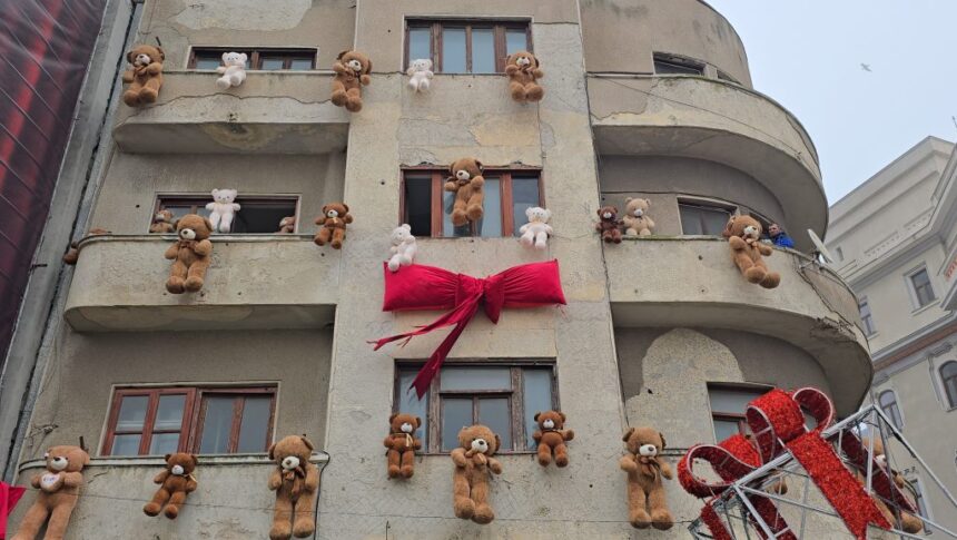 video ce spune organizatorul targului de craciun din piata ovidiu despre ursii de plus spanzurati pe fatada unei cladiri 6929951ec3c4b