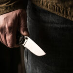 video cosmar intr un cartier din galati localnicii terorizati de un vecin care ii ameninta si ii loveste a fugarit copiii cu cutitul 69104818307c8