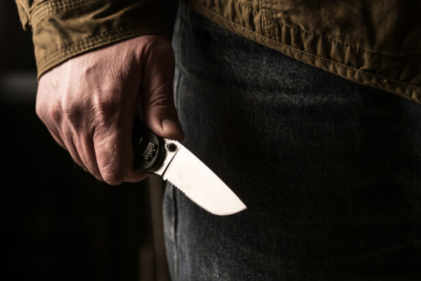 video cosmar intr un cartier din galati localnicii terorizati de un vecin care ii ameninta si ii loveste a fugarit copiii cu cutitul 69104818307c8