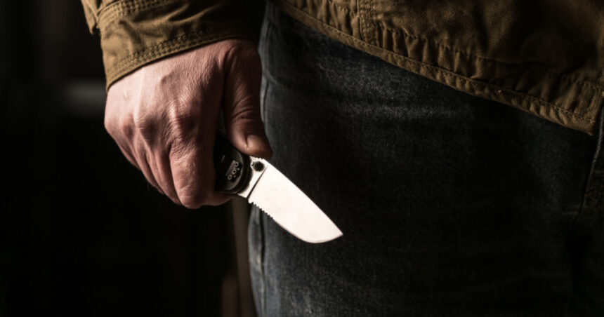 video cosmar intr un cartier din galati localnicii terorizati de un vecin care ii ameninta si ii loveste a fugarit copiii cu cutitul 69104818307c8