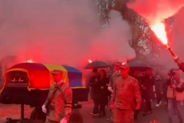 video emeric ienei a fost condus pe ultimul drum cu onoruri militare la oradea o bucata din gazonul de pe ghencea asezata in mormant 690f605e7abbd