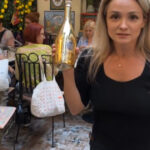 video fosta membra sos retinuta impreuna cu sotul ei dupa ce ar fi agresat doi vecini in varsta apoi le ar fi confiscat telefoanele 69088240d6d7d