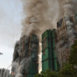 video incendiu urias in hong kong 4 morti si mai multi oameni blocati intr un complex de blocuri cu schele de bambus pentru reabilitare 6926df61390ed