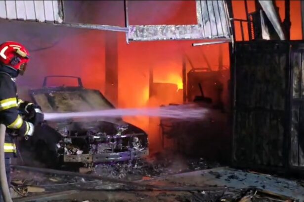 video incendiu violent pe strada cumpenei din constanta in zona fostei fabrici munca si arta doua masini s au facut scrum 6922c37e9d19b