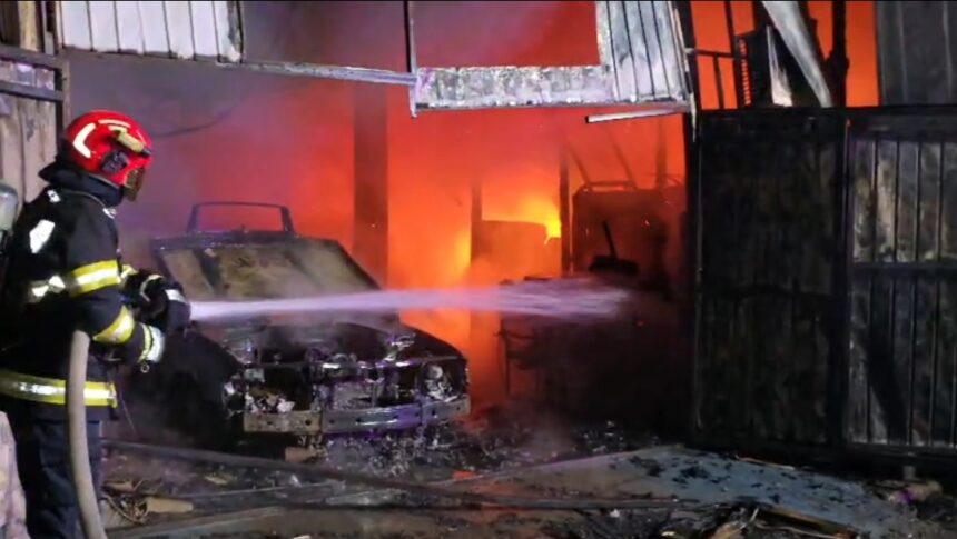 video incendiu violent pe strada cumpenei din constanta in zona fostei fabrici munca si arta doua masini s au facut scrum 6922c37e9d19b