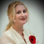 video lansarea volumului clepsidra cu maci a captivat iubitorii de cultura poezie si muzica mezzosoprana si poeta gabriela dobre a creat un eveniment de neuitat la muzeul de arta 6924c75f9ea75