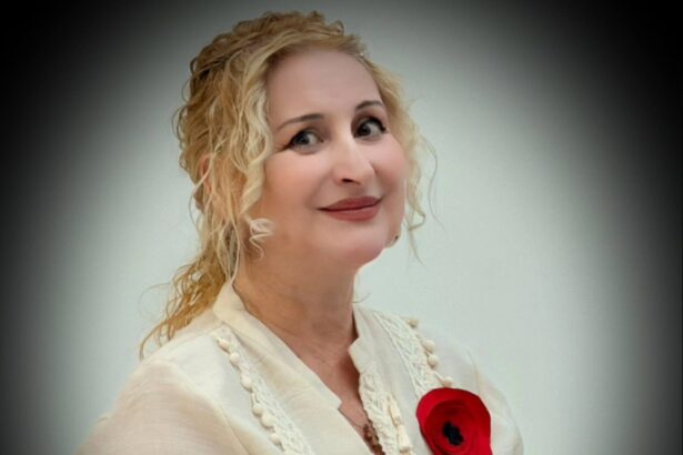 video lansarea volumului clepsidra cu maci a captivat iubitorii de cultura poezie si muzica mezzosoprana si poeta gabriela dobre a creat un eveniment de neuitat la muzeul de arta 6924c75f9ea75