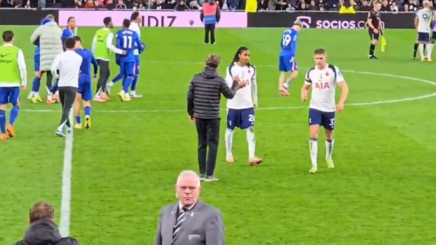 video managerul lui tottenham ignorat complet de jucatorii sai cum a reactionat thomas frank 690709b271acb