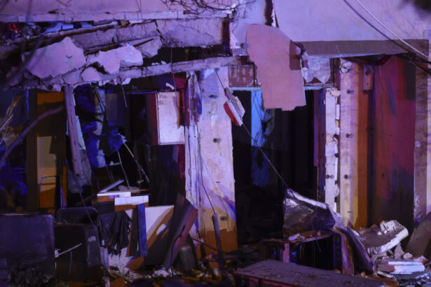 video momentul in care s a prabusit plafonul dintre parter si etajul 1 al blocului afectat de explozie din buftea 69260585d2c80