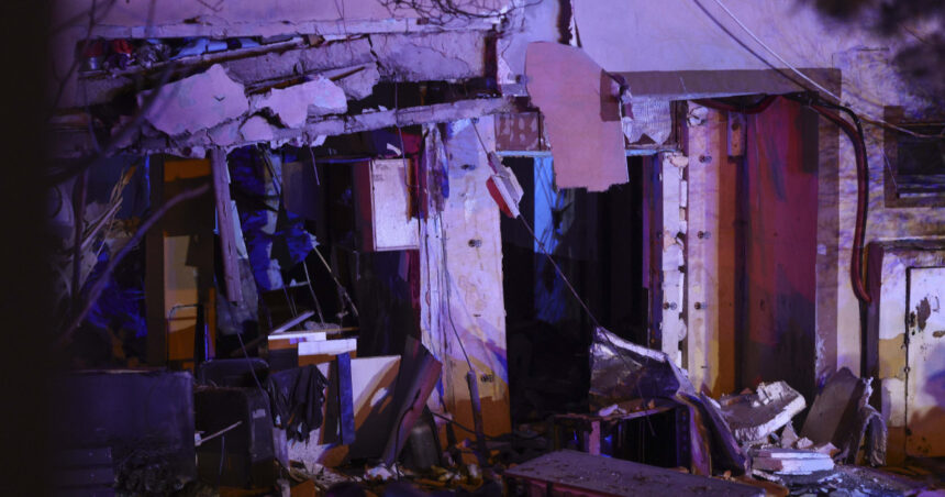 video momentul in care s a prabusit plafonul dintre parter si etajul 1 al blocului afectat de explozie din buftea 69260585d2c80