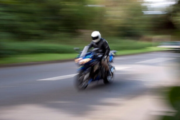 video motociclist vitezoman lasat 2 ani fara permis a depasit de 13 ori linia continua 690f391708ce9