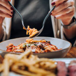 video ne uitam de 10 ori la meniu pana comandam romanii au rarit iesirile la restaurant din cauza scumpirilor 692bd0999bd26