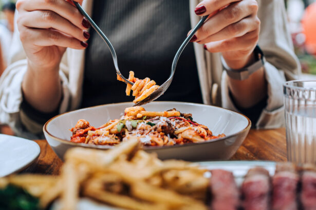 video ne uitam de 10 ori la meniu pana comandam romanii au rarit iesirile la restaurant din cauza scumpirilor 692bd0999bd26