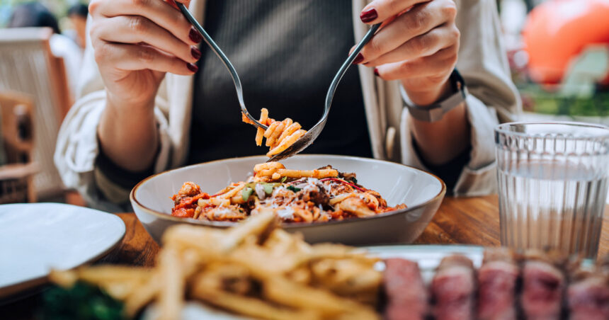 video ne uitam de 10 ori la meniu pana comandam romanii au rarit iesirile la restaurant din cauza scumpirilor 692bd0999bd26