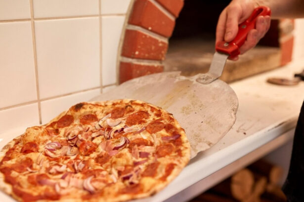 video noul trend in materie de inselaciuni poza cu pizza arsa si mancare cu fire de par fabricate cu ai bucatarul nostru e chel 6927297014747