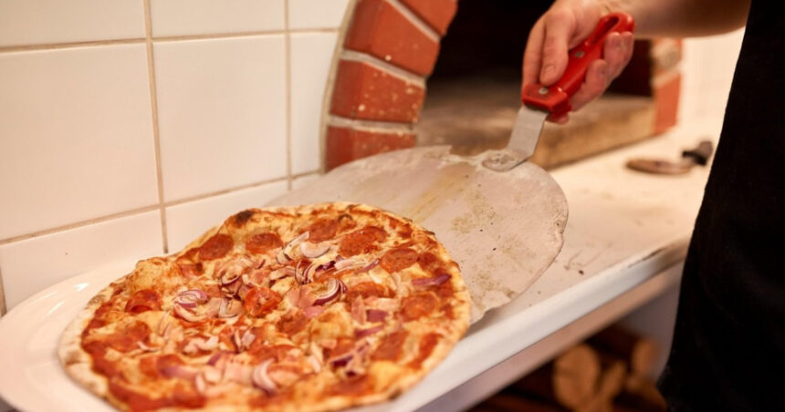 video noul trend in materie de inselaciuni poza cu pizza arsa si mancare cu fire de par fabricate cu ai bucatarul nostru e chel 6927297014747