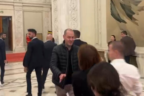 video ofiterul de presa de la guvern impinge jurnalistii care vor sa i adreseze intrebari premierului bolojan precizarile executivului 692727a495267