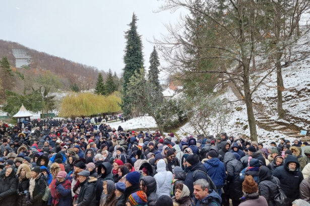 video pelerinaj la manastirea prislop mii de credinciosi asteapta canonizarea parintelui arsenie boca 6929e4cf20742