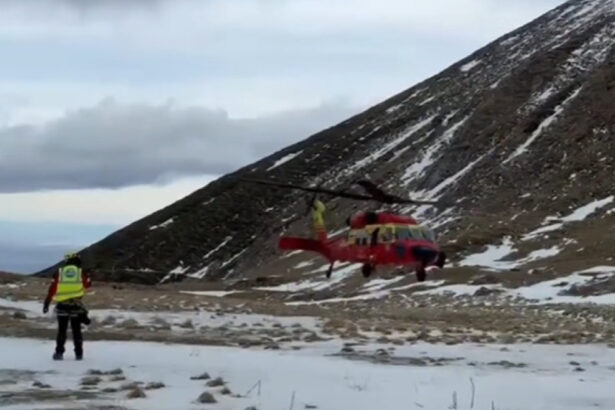 video premiera elicopter black hawk folosit intr o misiune de salvare montana salvamontistii cauta un tanar disparut de 4 zile in bucegi 6927ff8174895