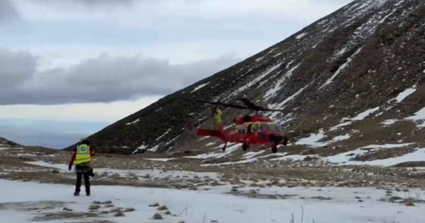 video premiera elicopter black hawk folosit intr o misiune de salvare montana salvamontistii cauta un tanar disparut de 4 zile in bucegi 6927ff8174895