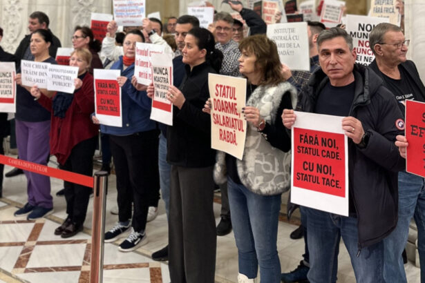 video protest al angajatilor din parlament nemultumiti de taierile de salarii ministrul dezvoltarii ii asigura ca nu vor fi afectati 691c868d44ae9