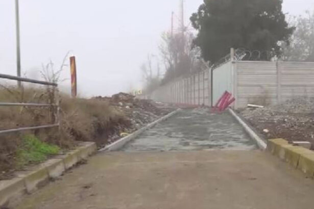 video trotuar intre 2 mai si vama veche construit abia dupa doi ani de la accidentul provocat de vlad pascu vedeam multa lume pe carosabil 692035ee41dab