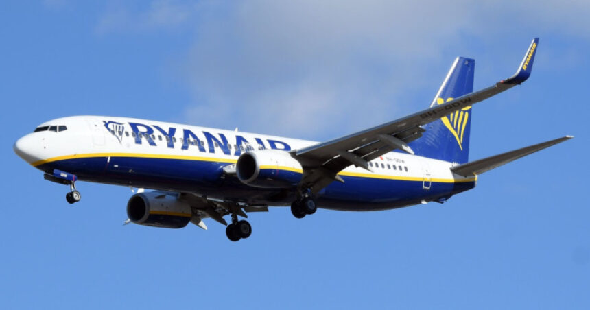 video un avion a ramas blocat pe pista aeroportului din cluj dupa aterizare unul dintre piloti a fost luat cu ambulanta inconstient 6909a98cf07bb