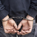 video un barbat abia eliberat din inchisoare a fost arestat din nou chiar la poarta penitenciarului deva care este motivul 690b092e9eeb4