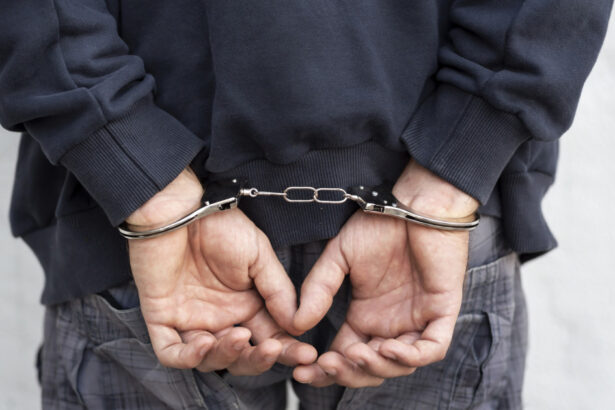 video un barbat abia eliberat din inchisoare a fost arestat din nou chiar la poarta penitenciarului deva care este motivul 690b092e9eeb4