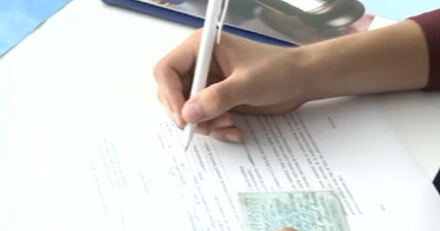 video un contabil a furat 1 200 000 de lei de la doua scoli din sectorul 5 pentru care lucra procurorii au efectuat joi trei perchezitii 690c68ac964bd